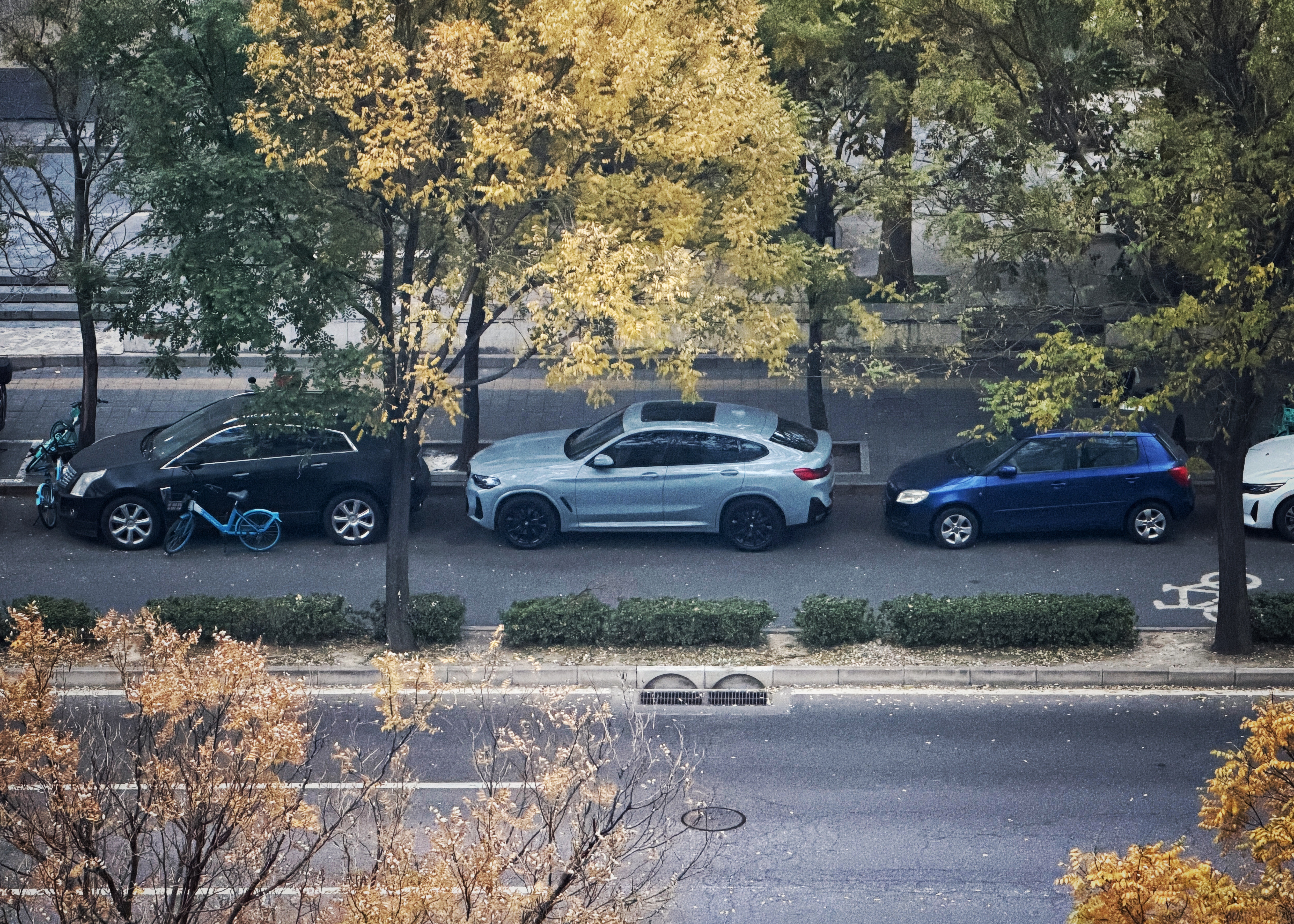 早，各位冠军。酒店窗外的BMW X4，这类轿跑型SUV最近在欧洲北美中东看太多了