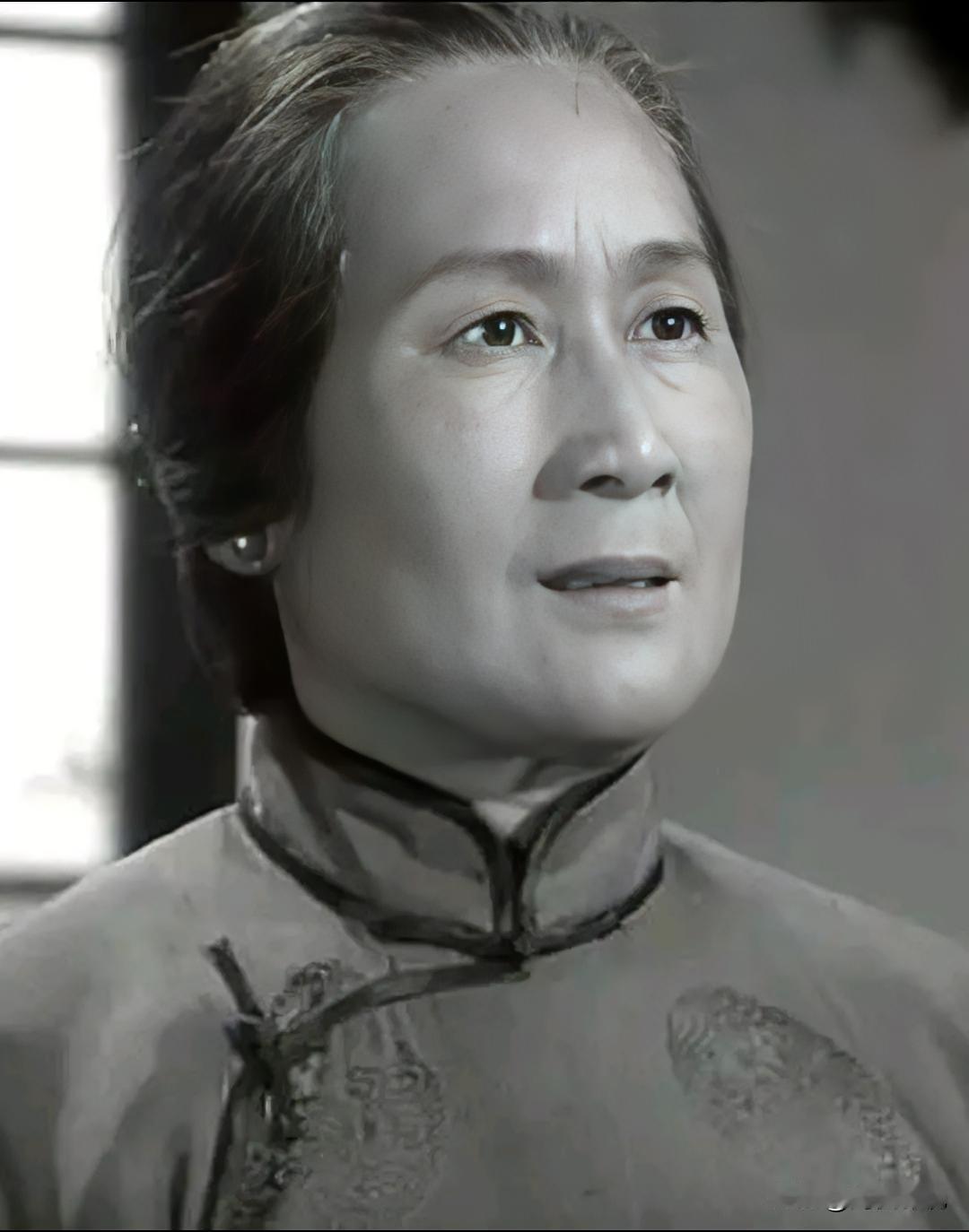 她，不简单呀！新中国文艺界唯一女上校。
那个年代，闻名遐迩的双枪老太婆就是她扮演