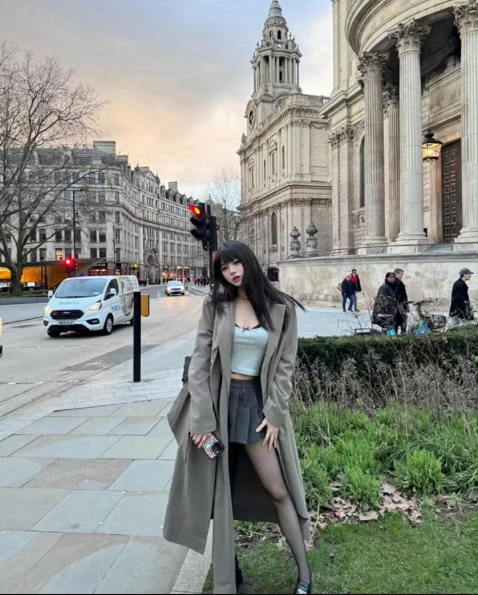 汪峰大女儿超模基因汪峰大女儿小苹果（汪曼熙）20岁生日晒海边恋爱照，继承模特生母