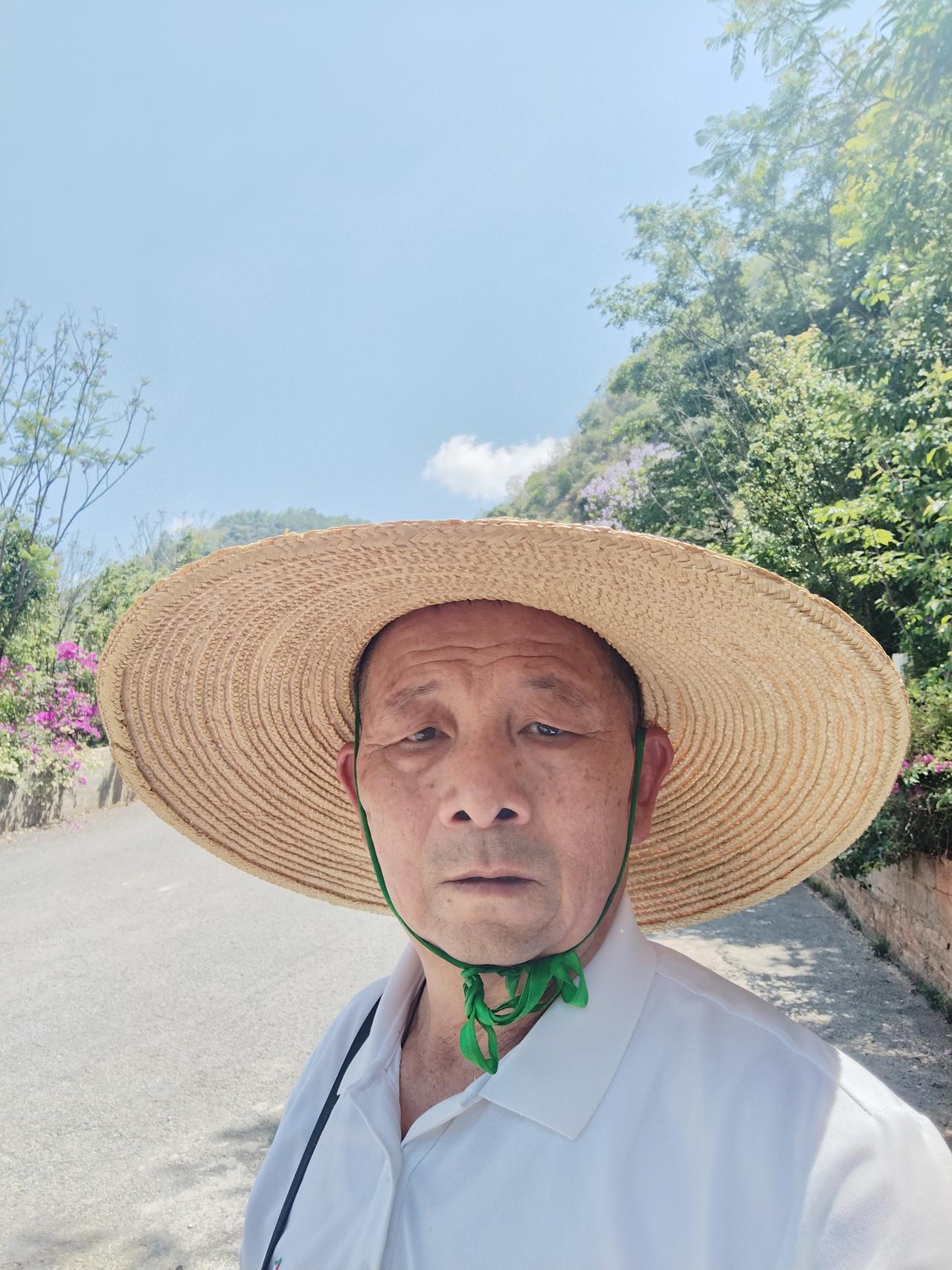 一个人顶着烈日去爬山