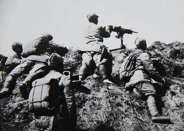 1948年9月，全国两大战场同时燃起战火，济南激战正酣，东北局势危在旦夕。

两