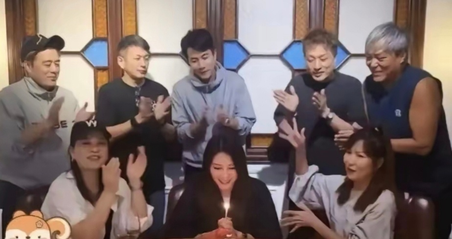 51岁刘恺威这是吃防腐剂了吧，同学聚会，同学们都成老头老太太，他却像30岁小伙 