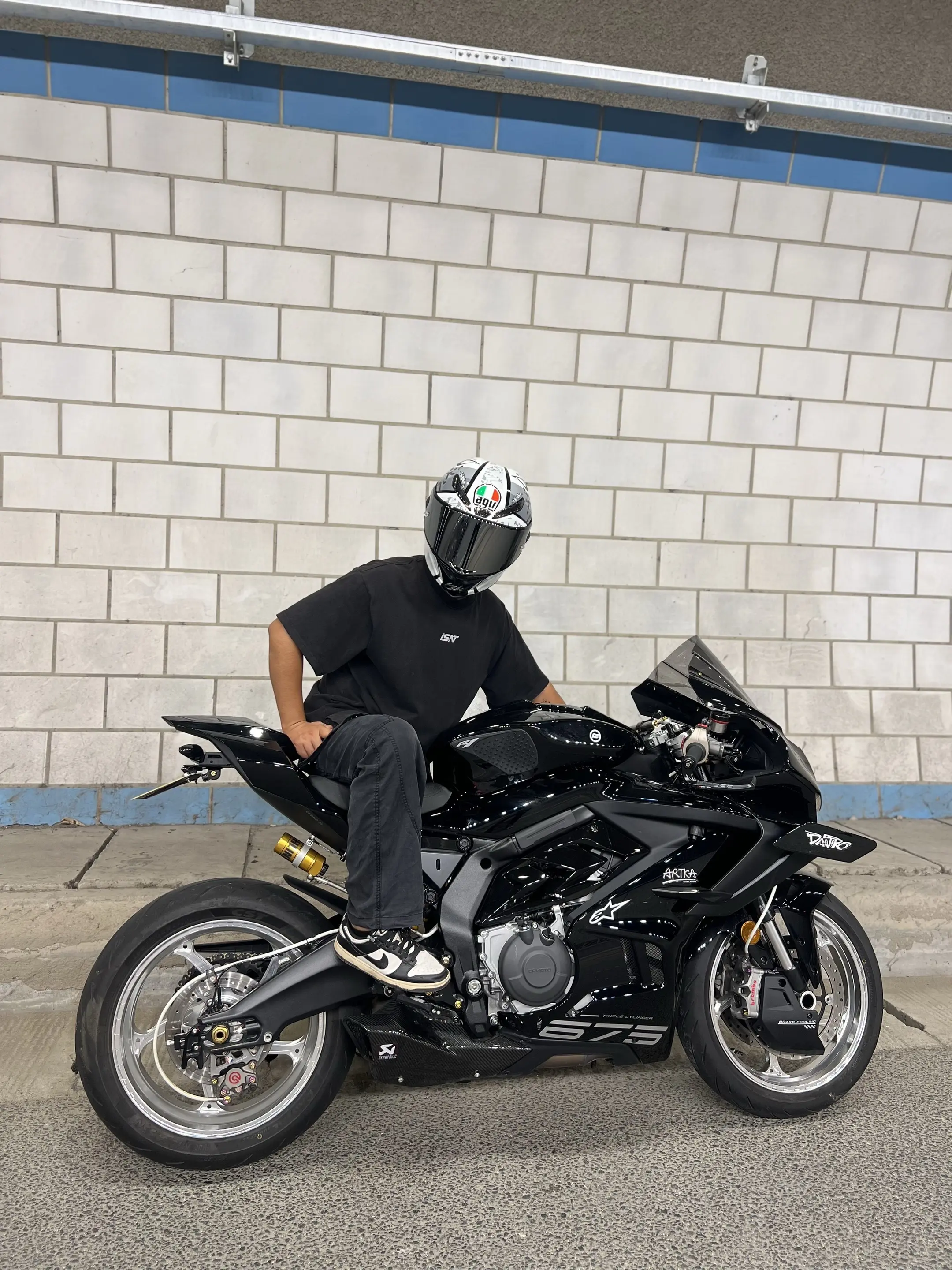 摩托车越来越便宜，但是能跑的地方也越来越少