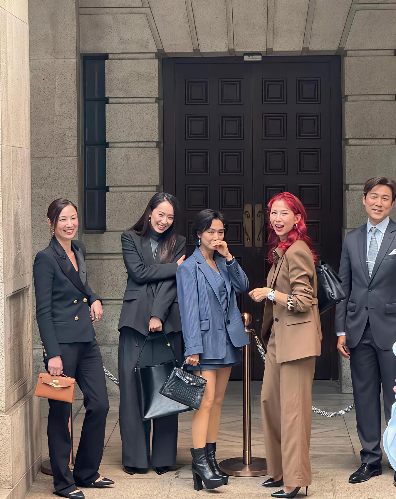 朱茵当年在屏幕上，谁看了不说句“气场两米八”？明明身高不算突出，可一抬眼、一转身