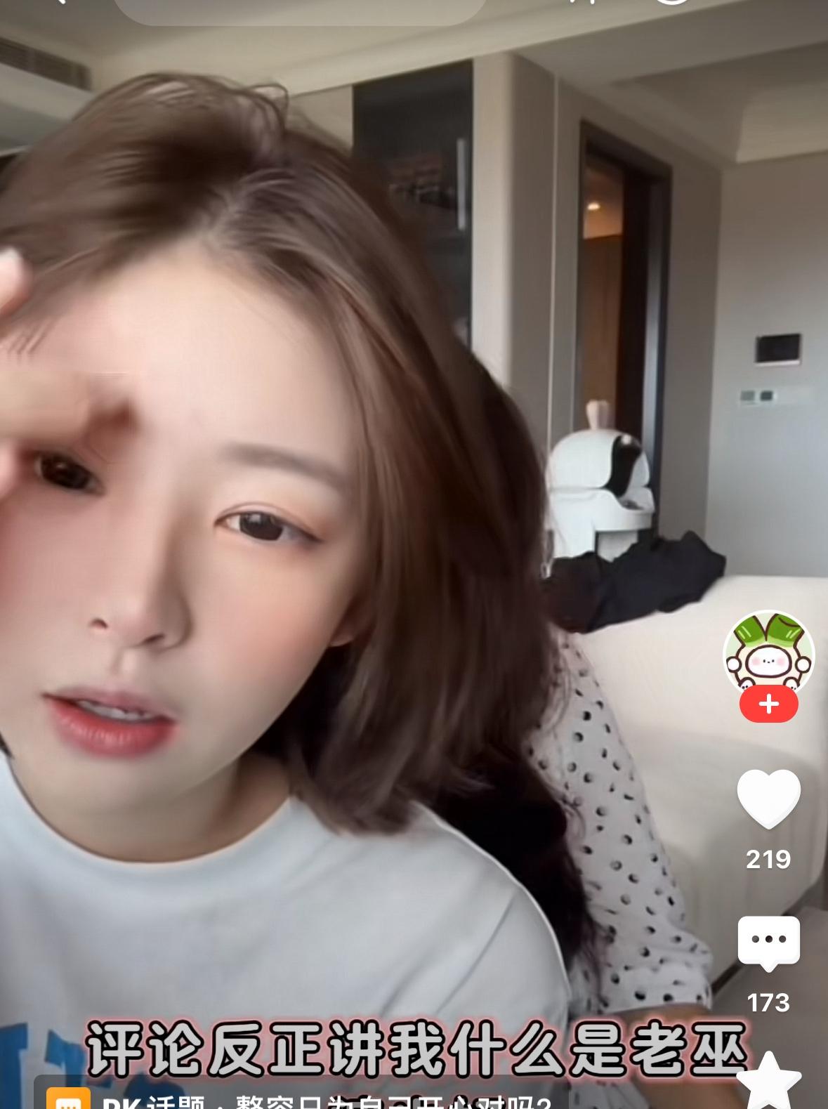 黄一鸣妈妈被网友形容是“老巫婆”！
黄一鸣妈妈陪黄一鸣直播，被网友评论老巫婆，她