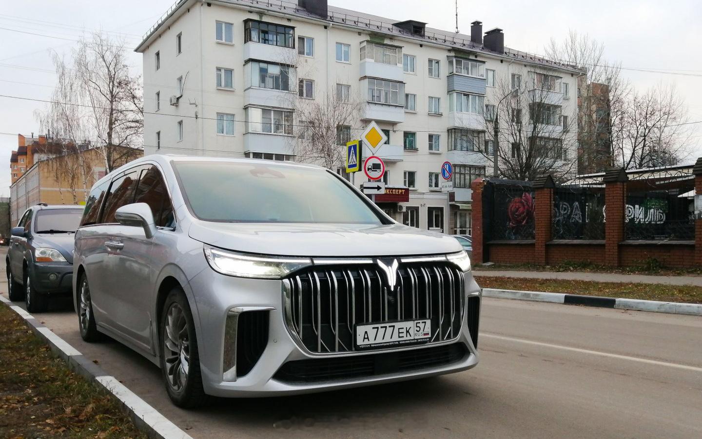 Voyah Dreamer / Mercedes-Benz T1 / Dodge