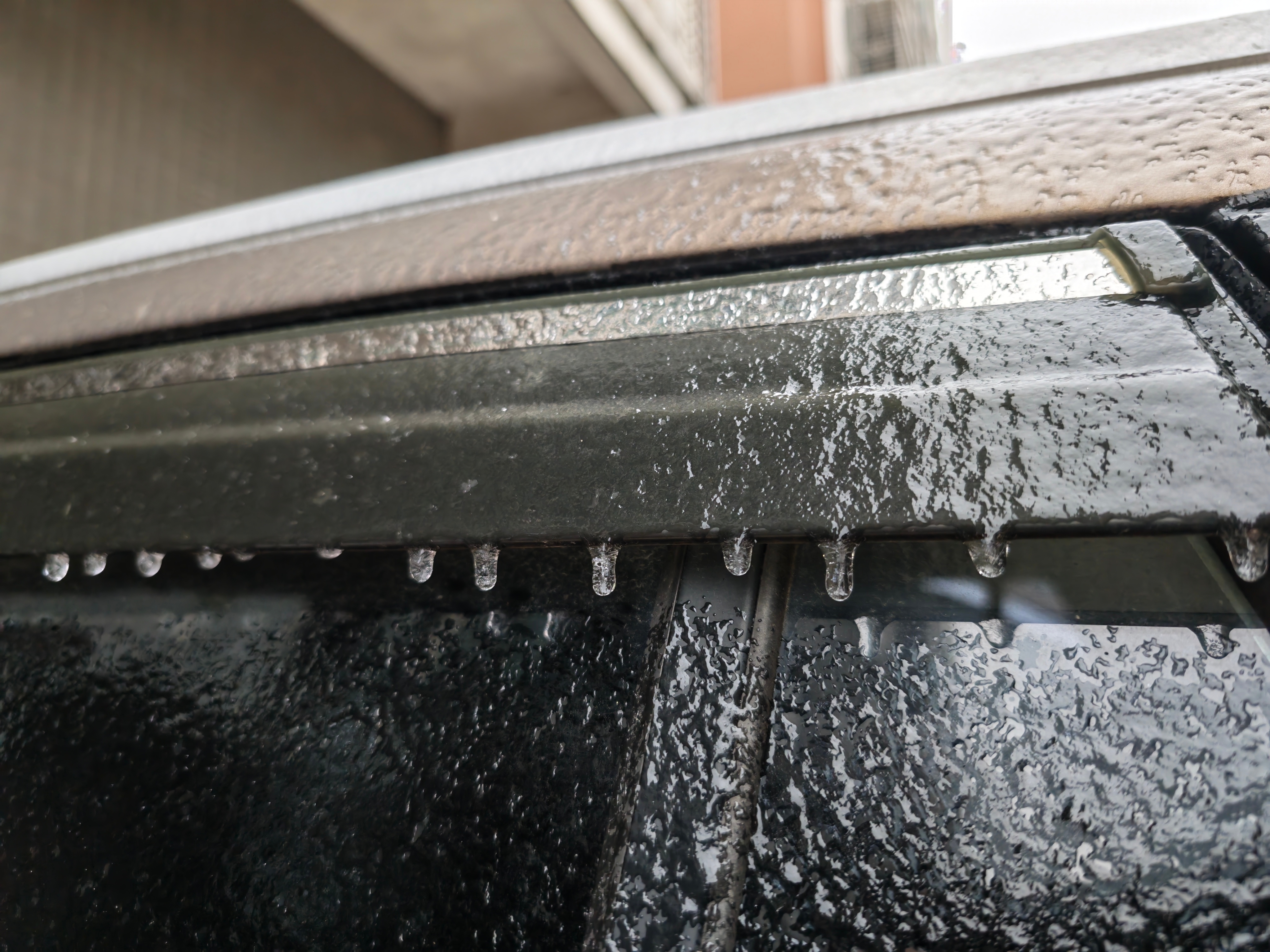 早上送娃去上学，那叫一个冷。虽说还未下雪，但道路上、路旁的小车上全都结冰了，碰到