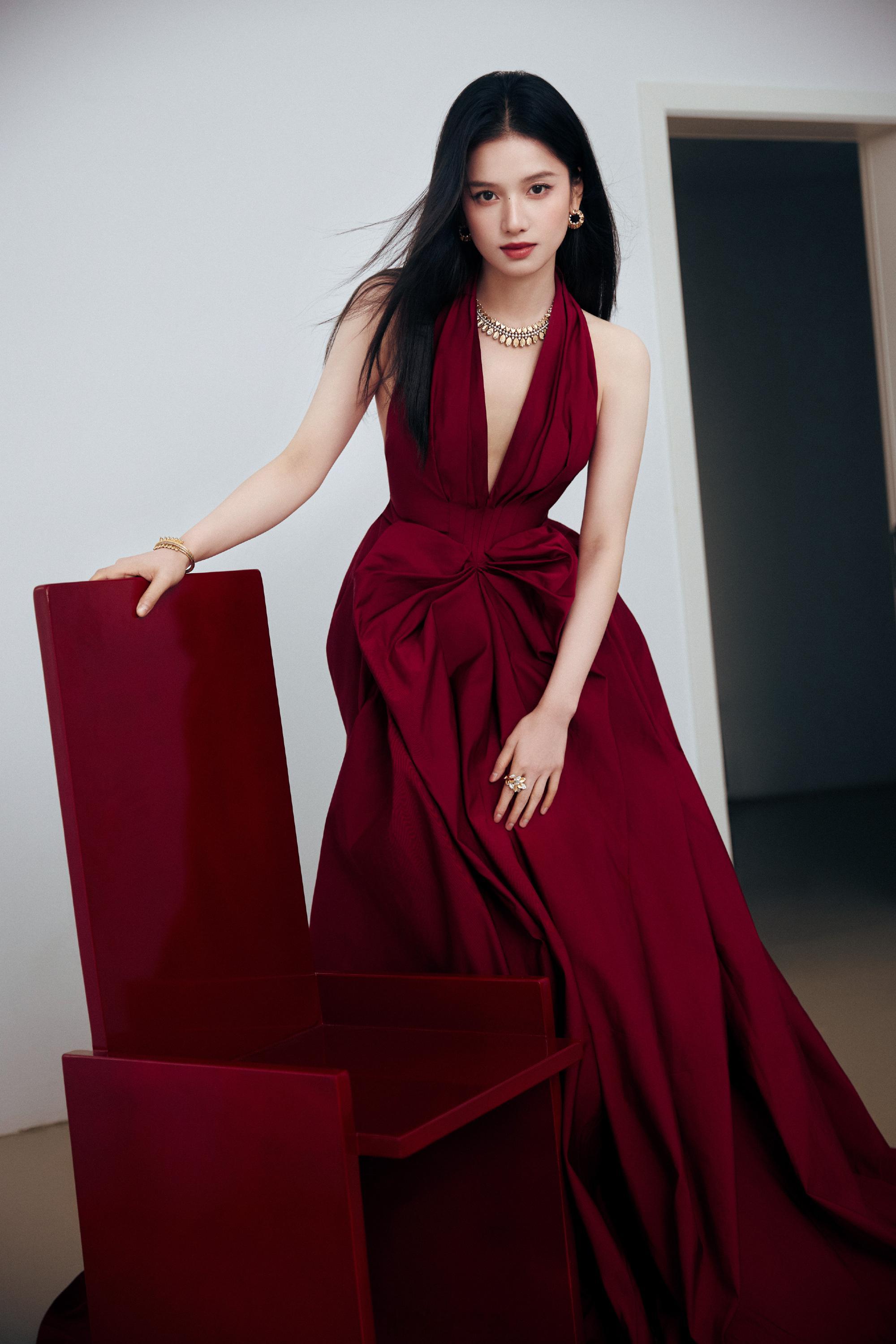 李现拍张婧仪侧脸  张婧仪  酒红曳地成诗 