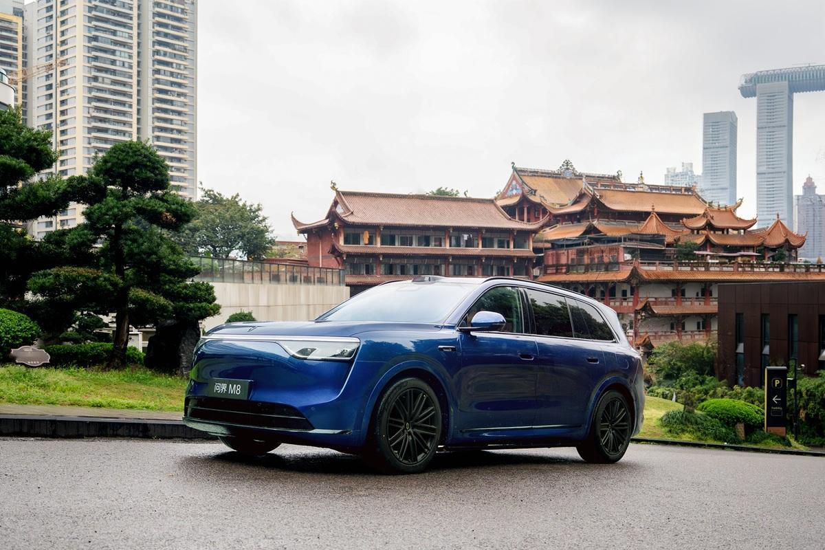 问界M8以真六座布局引领家庭SUV潮流
当前家庭SUV市场中，部分车型难以适配全