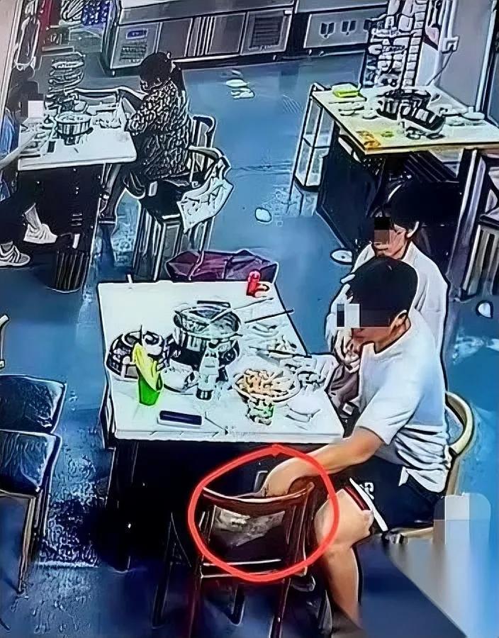 汕头何老板

最近气到发抖

就因为放了顾客一马。

他开火锅店碰到一对小情侣，