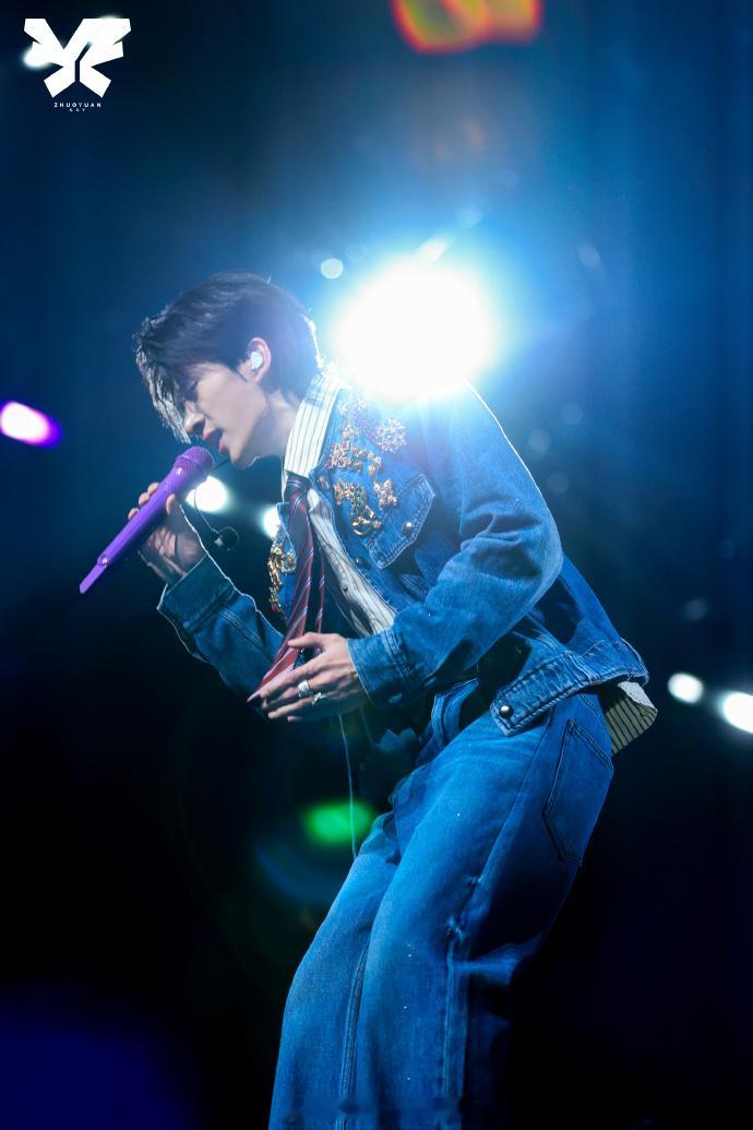 卓沅再跳青春有你主题曲 卓沅说这可能也是唯一一次再跳这支舞了。七年过去，他终于从