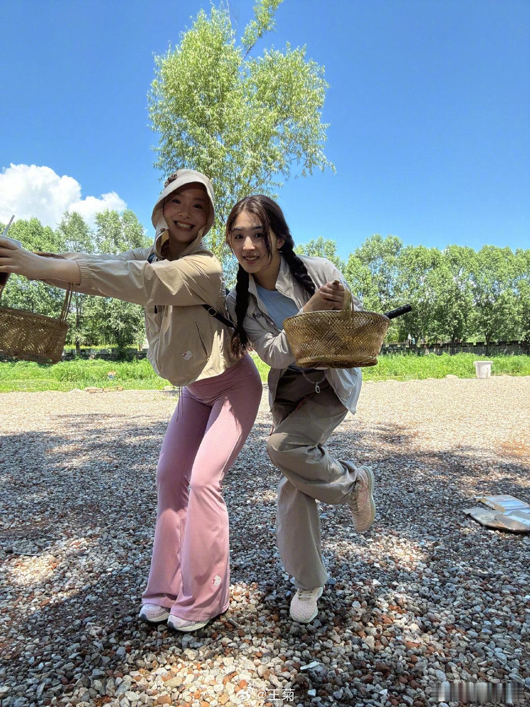 王菊张含韵友情 7月22日，晒与一起采蘑菇的合照，还形容俩人是“采蘑菇的小姑娘”