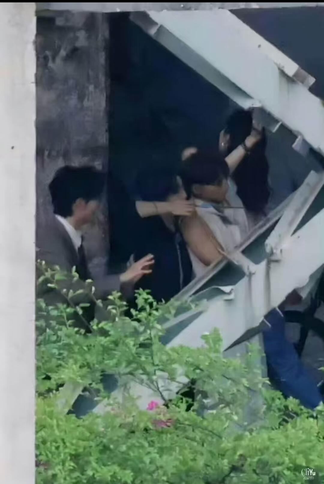 私生放了贺峻霖的最近路透，说贺峻霖抱着一位女嘉宾！结果发现是阿如那，哈哈哈哈哈哈