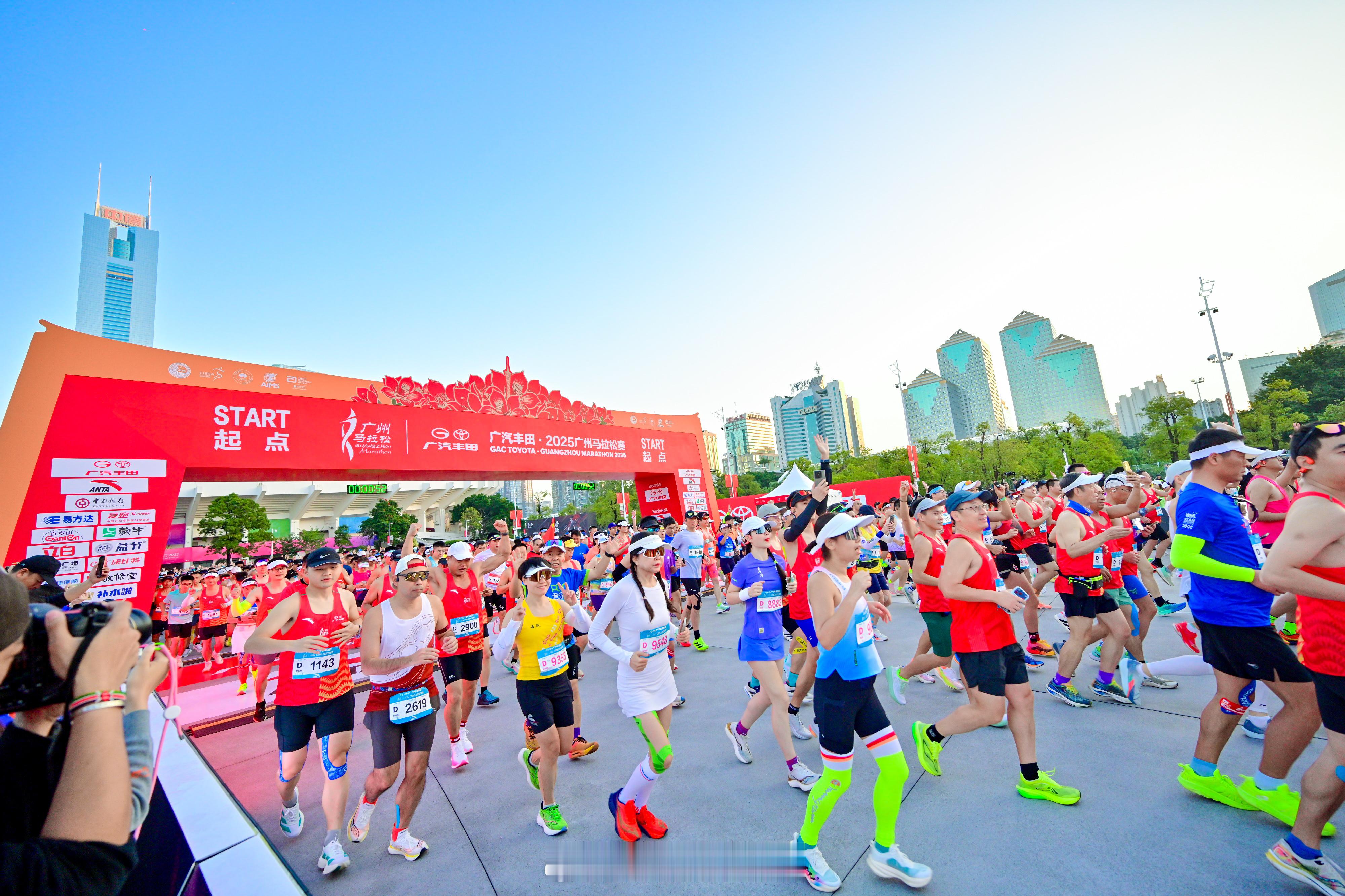 冬至的广州，马拉松火热开跑，奔跑不止热血，更有一份“被照顾到”的踏实感，广马领航