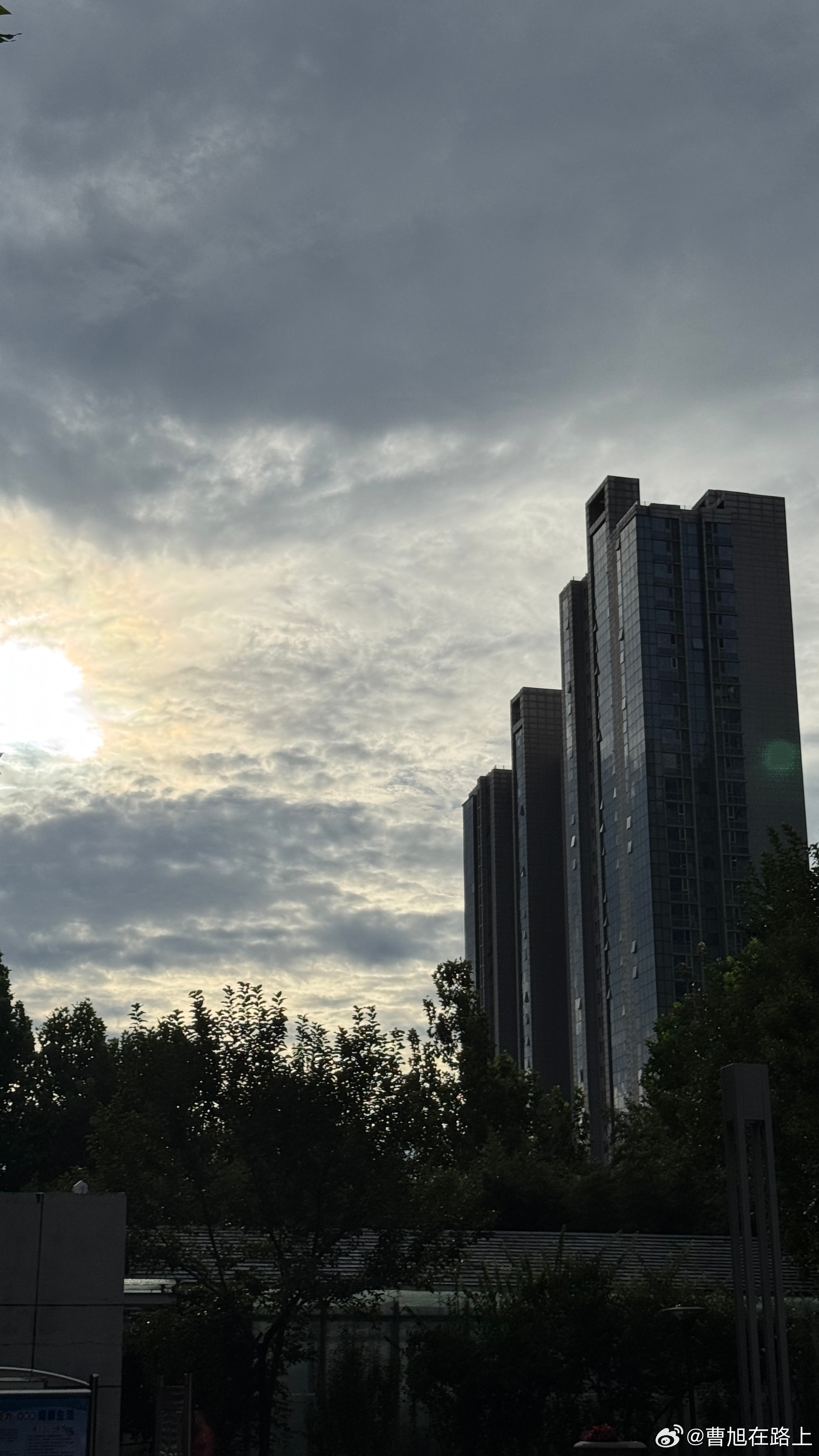 天终于晴了 昨天下了一天我地库里老停着的车竟然长了些霉点[裂开]  ​​​