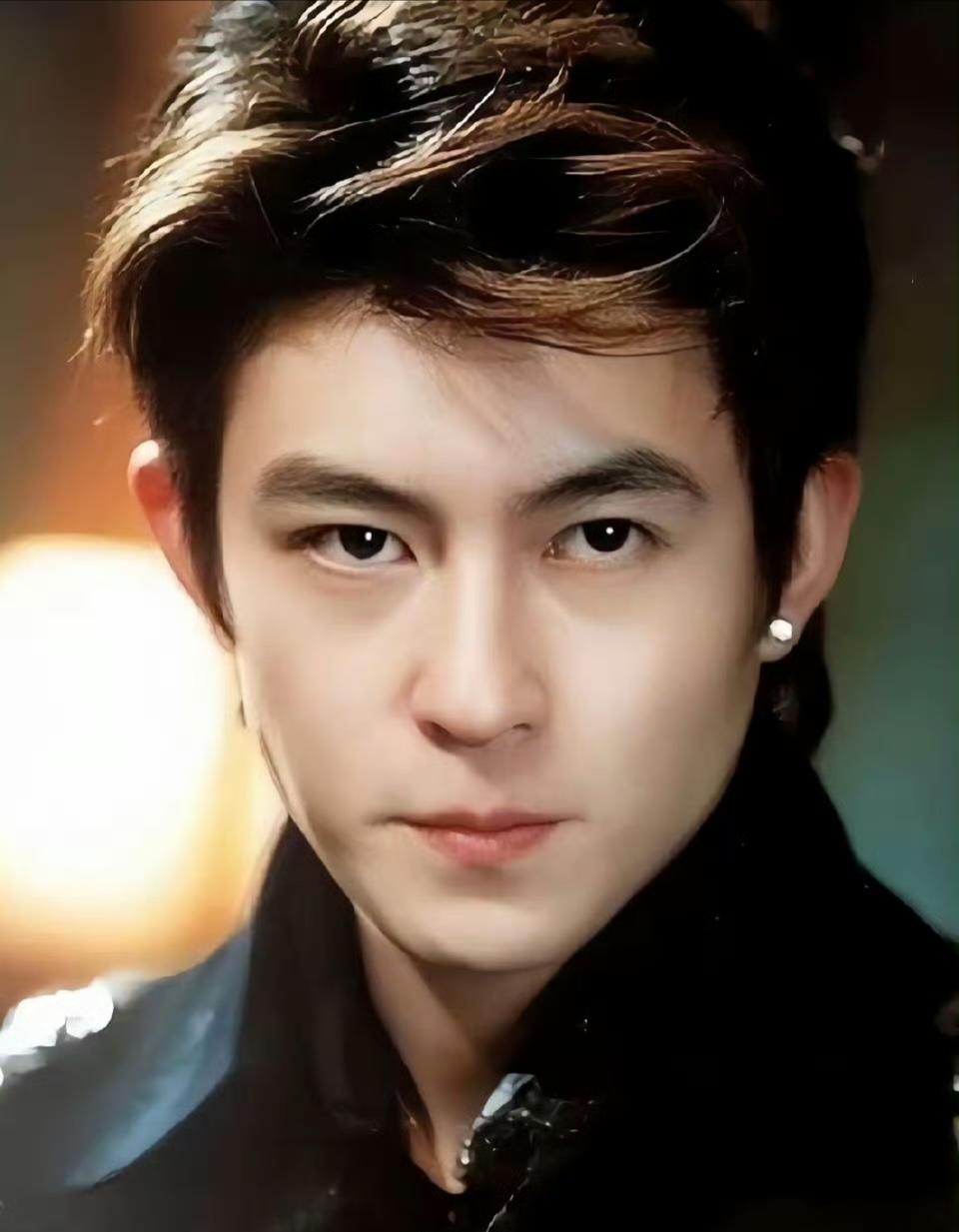 这竟然是陈冠希！

不是啊，怎么认出来的？

网友滑雪偶遇陈冠希，拍照合影。
