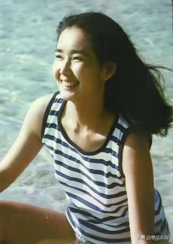 中野良子当年的风采照人。电影《追捕》的真由美，红遍大江南北。如今她已经76岁了，