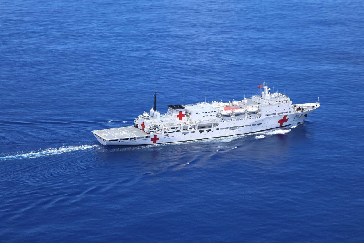 美国军舰部署加勒比海，而中国医院船为牙买加遭受飓风灾害的当地民众提供医疗服务。‌
