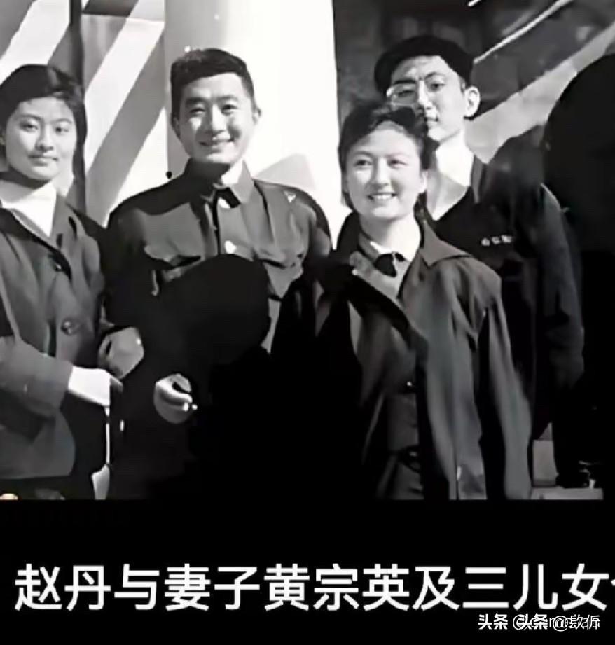 这些老艺术家是中国电影史上的传奇人物，他们在银幕上塑造了无数经典形象，回到家也是