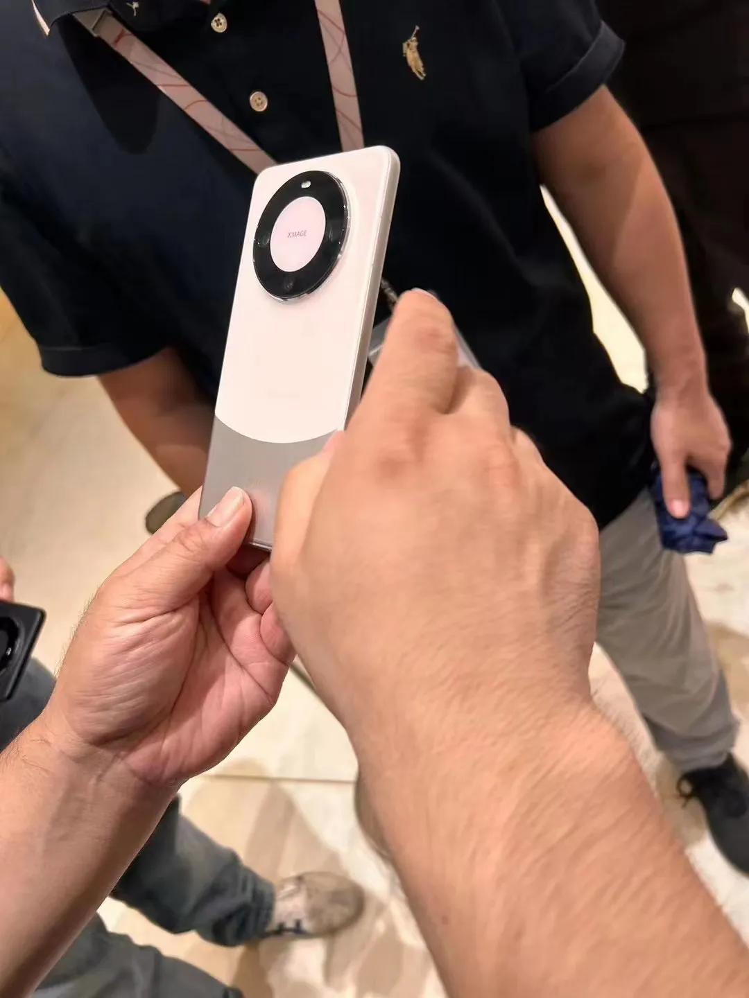 不按套路出牌，还没发布华为就直接预售了华为Mate60 Pro，也终于回归了直面