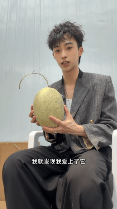 恩利在桃花坞认了个哈密瓜当孩子被恩利可爱到失语，把节目里的哈密瓜当成孩子一样珍视