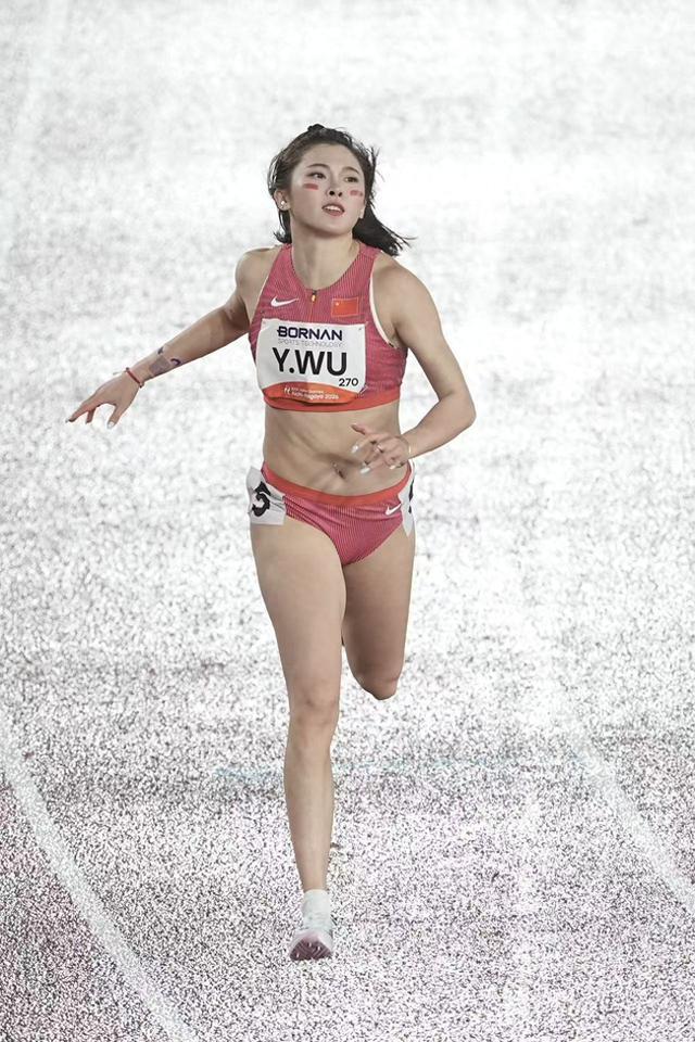 亚运会中国田径军团里最具争议的运动员，当属吴艳妮。 
 
9月27日晚，爱知·名