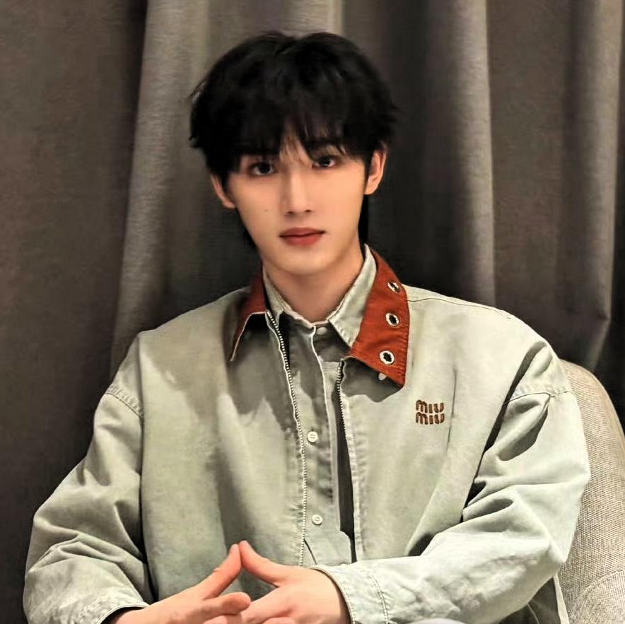 刚刷到丁程鑫这组MiuMiu新图，我直接愣住——这还是那个在舞台上炸翻全场的舞担