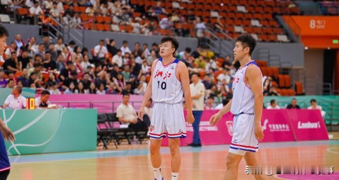 全运会成年组B组浙江宁波赛区第三个比赛日，浙江队77-62大胜天津队，迎来了三连