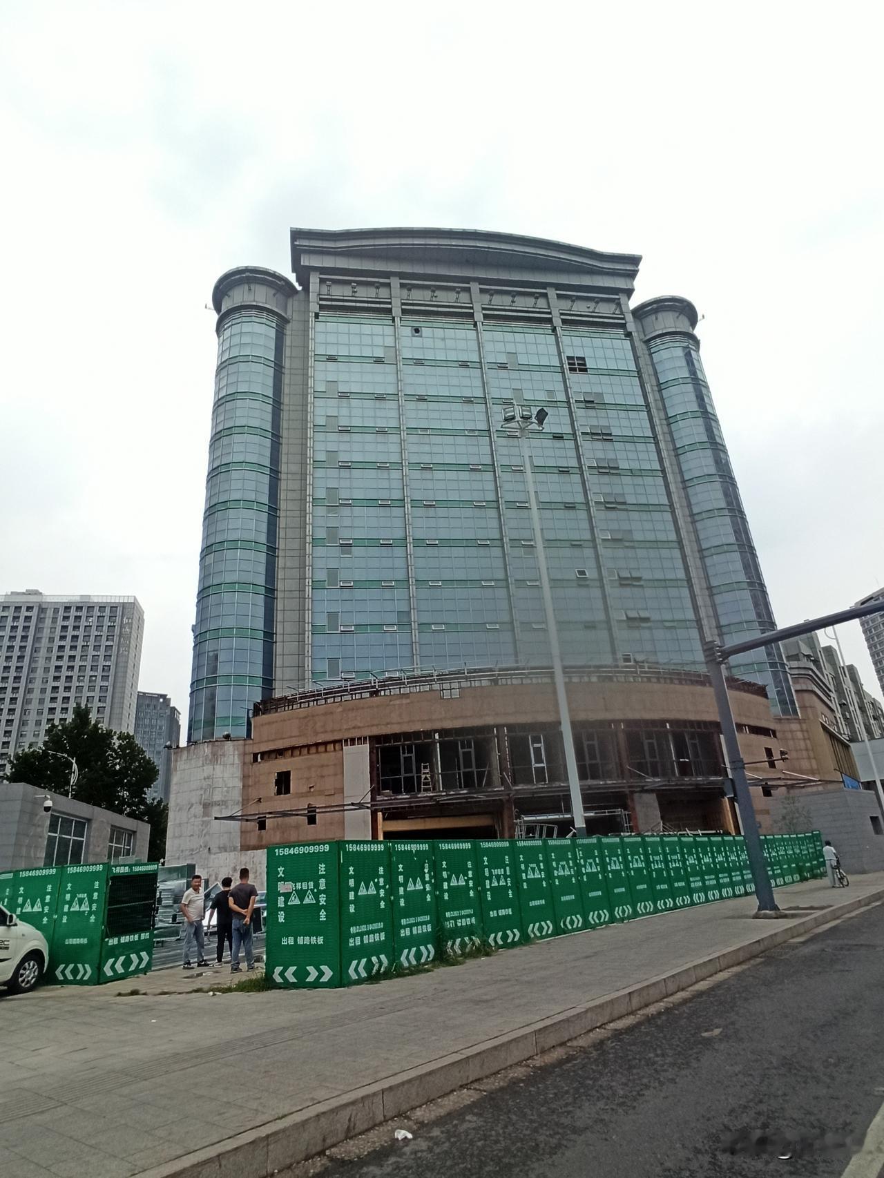 闲置多年的原徐州金港大酒店楼，终于开始重新动工了，估计整修后依然为酒店用地，有可