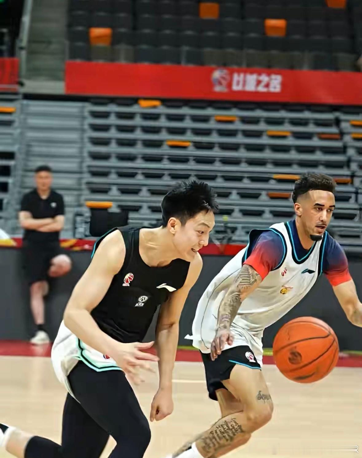 广东宏远赛前训练直击！四外援就位，今晚主场死磕广州今晚19:35，广东宏远将在东