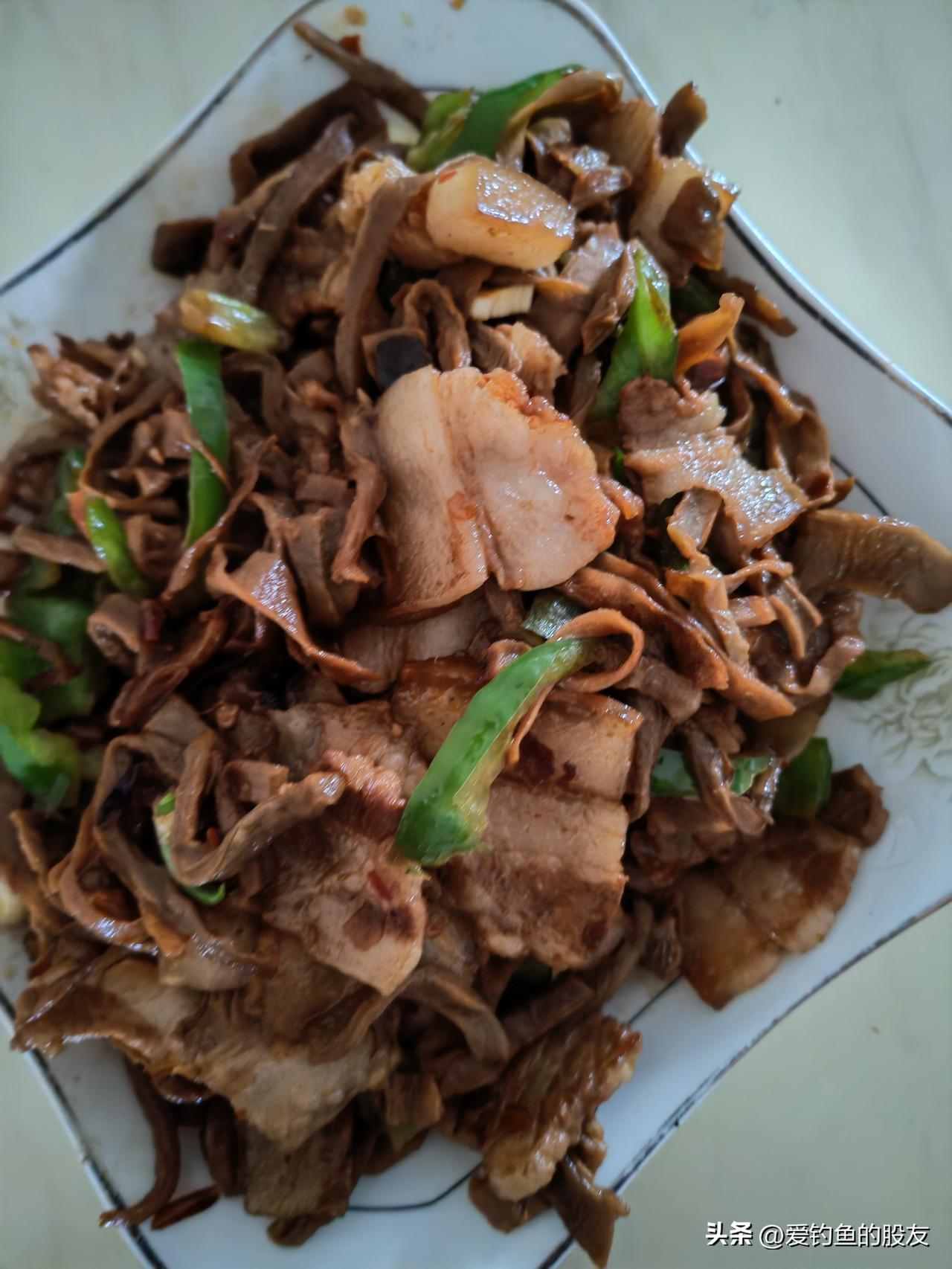 家常小炒，色香味俱全，下饭神器！今天股市休息我也发一个自己两个人的午饭