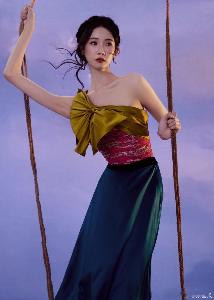 张艺凡蓝纱遮眼张艺凡海边荡秋千 张艺凡的蓝色纱裙与薄纱遮眼，在海边秋千上，美成了