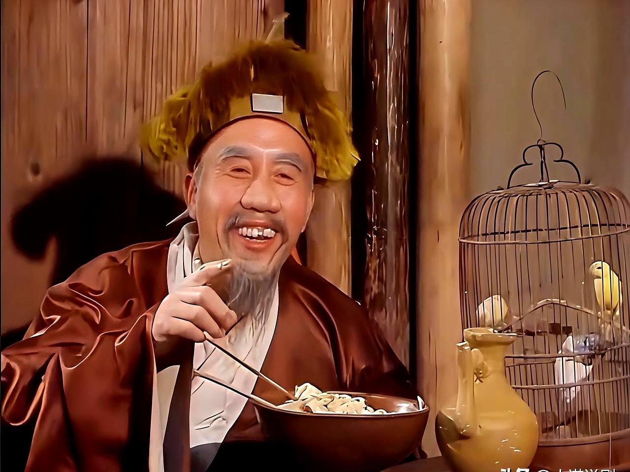 齐天大圣初入凡尘，先败给了一碗辣椒面。
 
猴王刚顺走瓜皮帽和布鞋，转身就在面馆