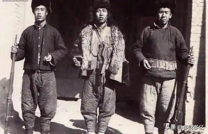 1945年东北最震撼一幕！土匪持枪上门抢劫，看清眼前一幕，全员默默收枪退走
 
