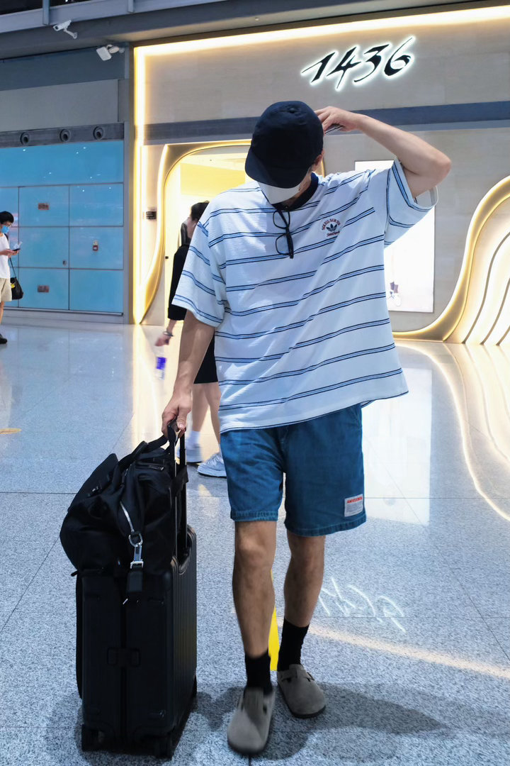 李光洁出发长沙李光洁出发录制披荆斩棘6 李光洁披哥路透🈶！简约私服清爽感拉满，