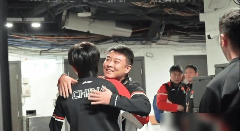 王皓指导笑着拥抱楚钦，拍拍肩膀，比赛辛苦了～～

一看大家这一幕就知道，是王楚钦