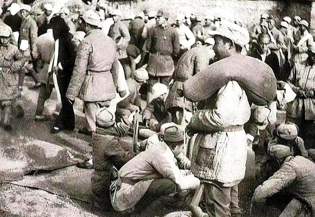 1942年，瑞大娘挎着篮子给十几名八路军战士送鸡蛋，却撞见他们齐刷刷撅着身子在茅