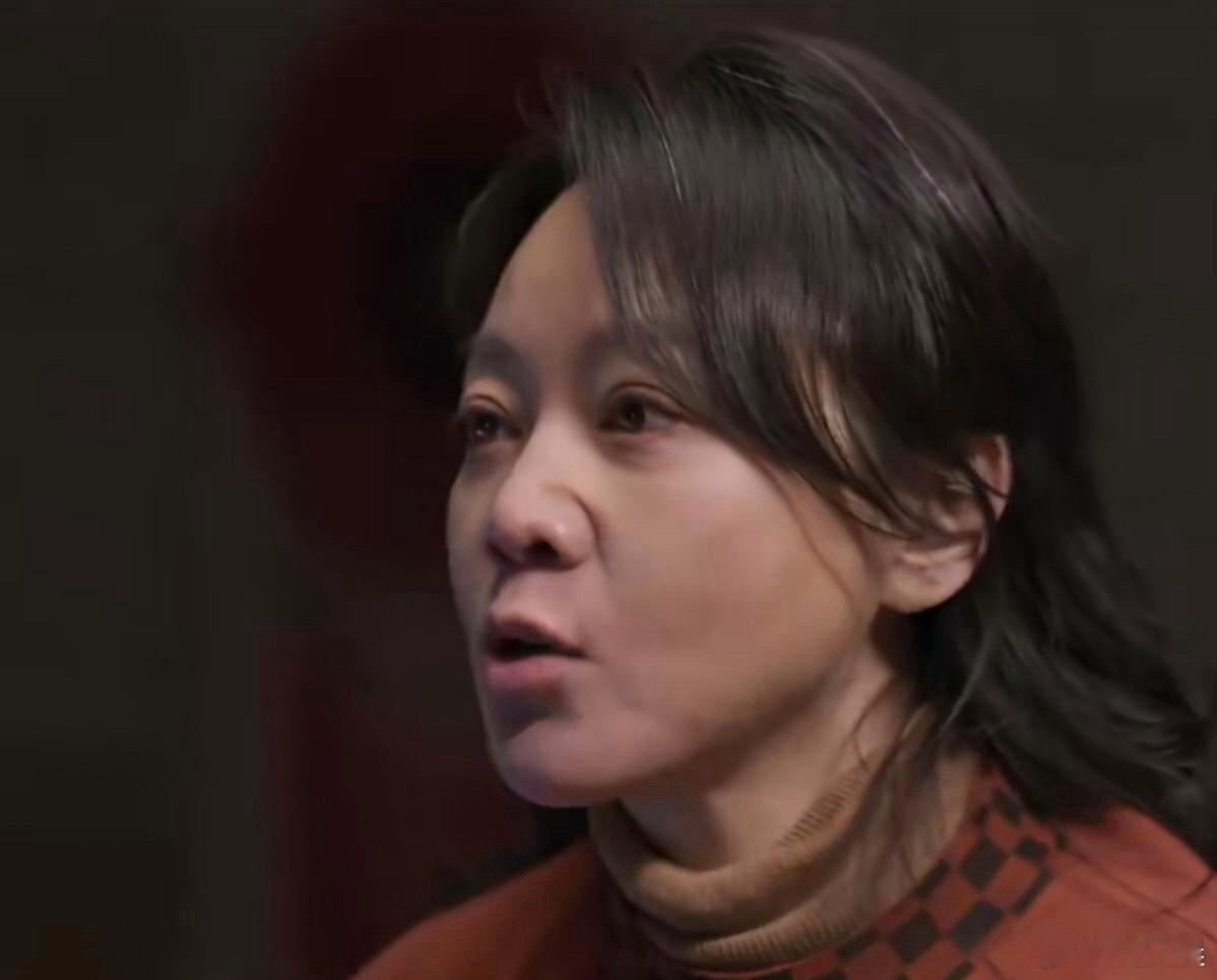 闫妮也太反差了吧！剧里朴实像邻家大妈，剧外软萌迷糊又可爱，妥妥温柔姐姐～ 