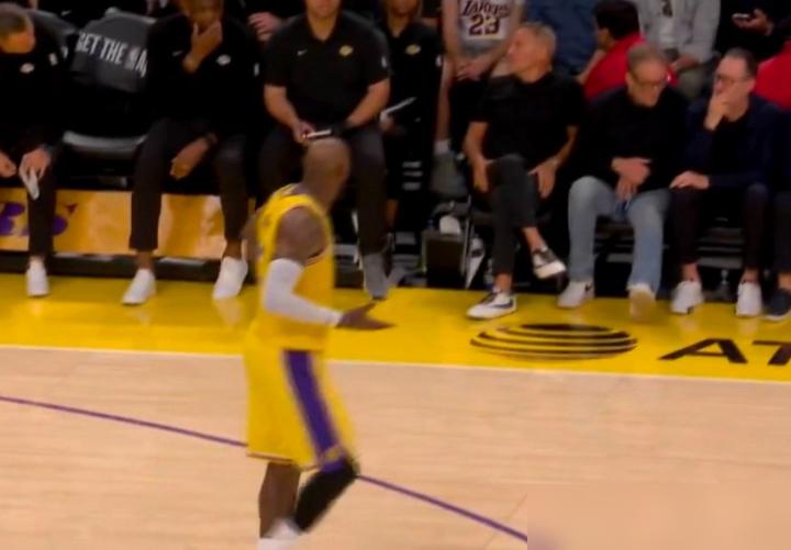 前几天湖人加时险胜掘金的那场球，细节太圈粉！
 
第二节暂停时，41岁的勒布朗直