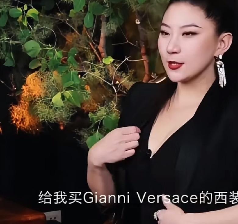 谢贤曾为女友卖车。前女友coco说她当年投资失败，亏了很多钱，谢贤为了帮她填窟窿