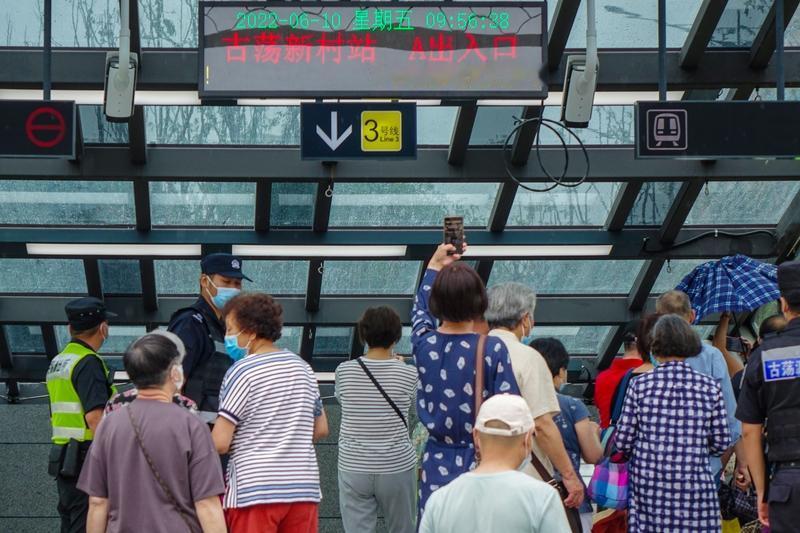 最近看到一则视频，浙江杭州地铁上两名女子大打出手，从口角迅速升级到扭打，甚至从站