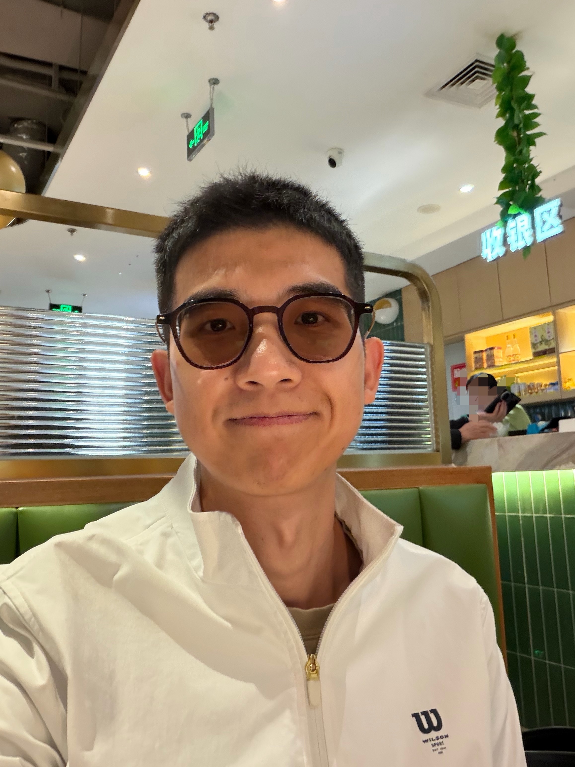 推荐大家以后选墨镜真的可以考虑一下「棕色」的染色镜片！我发现这是真正可以全天候佩