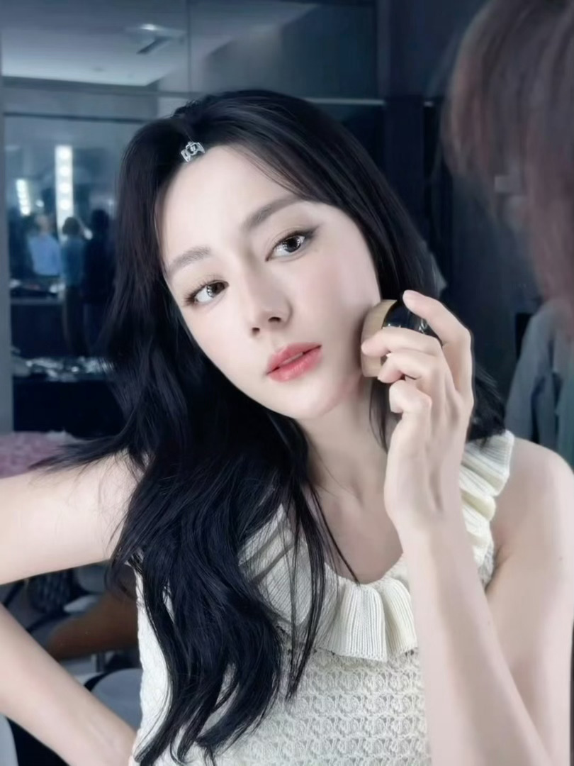 迪丽热巴美丽的季节美美出片宝宝你出片简直轻轻松松迪丽热巴美丽的季节一起美美出片