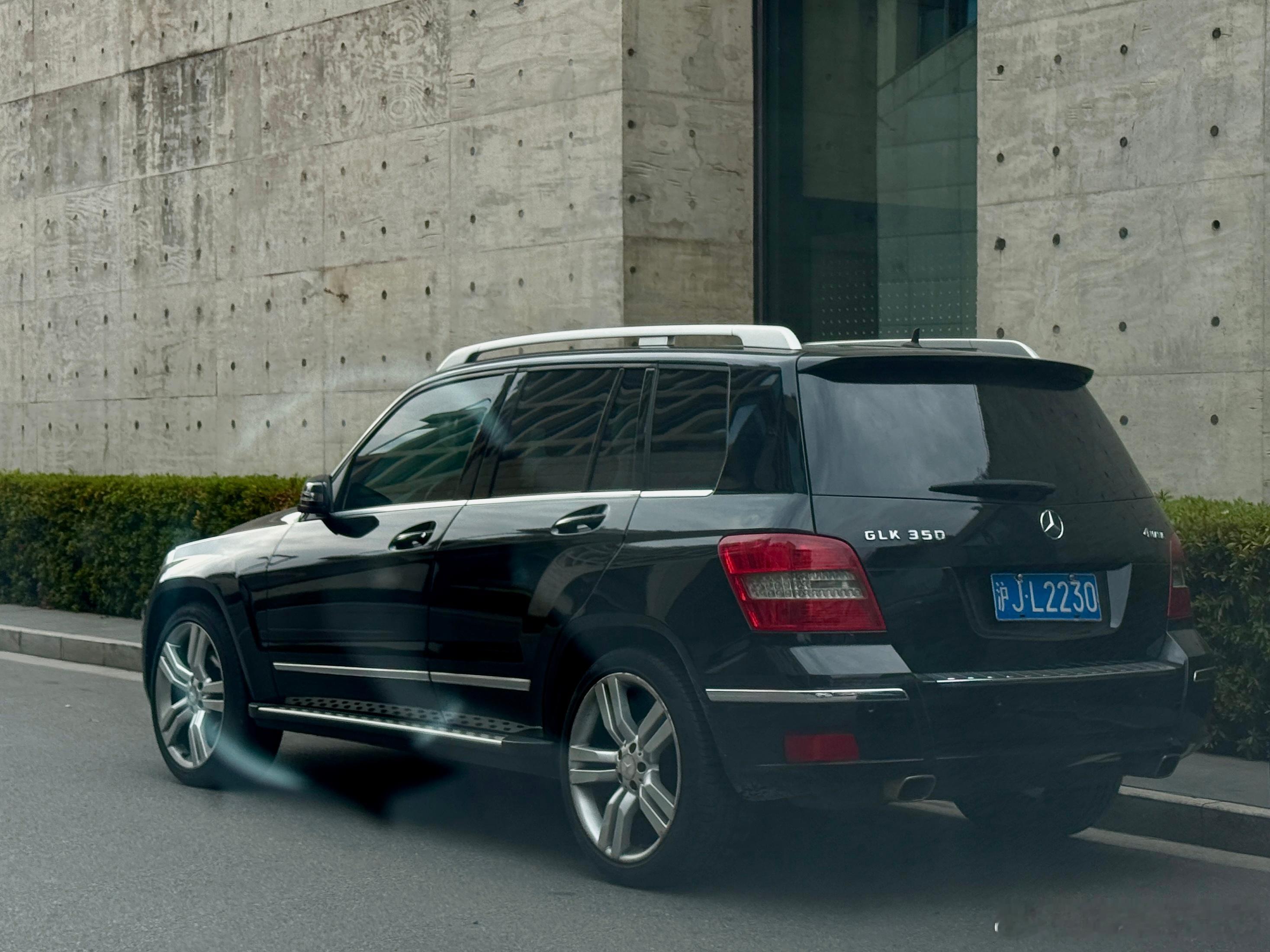 初代奔驰GLK的观感和现在GLC的摩登时尚是完全不一样的，更硬朗且富有肌肉感。特