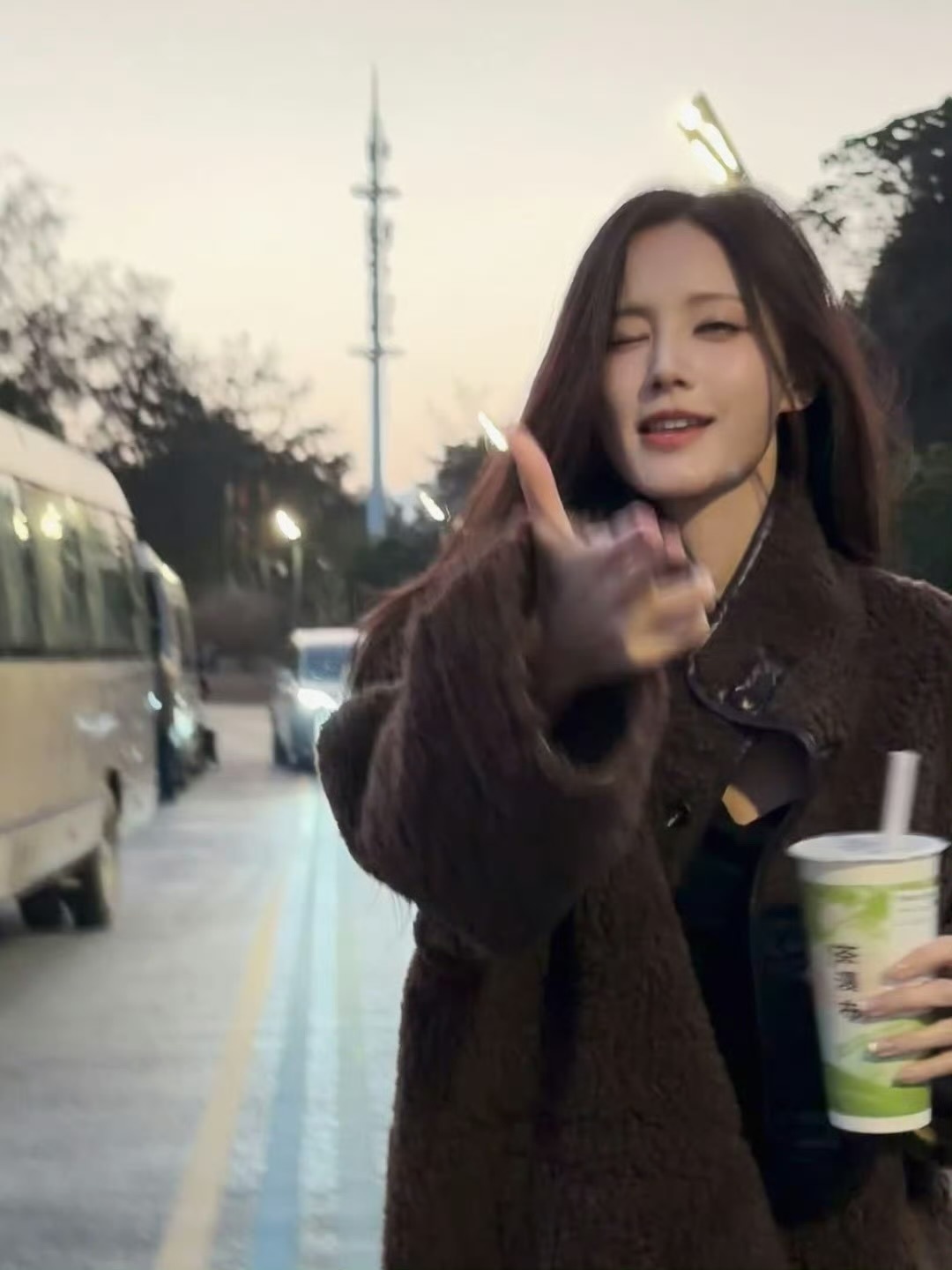 李一桐 一起看海 邀请你一起看海🌊李雪你够美的！黑框眼镜和棒球帽自在又随性，?