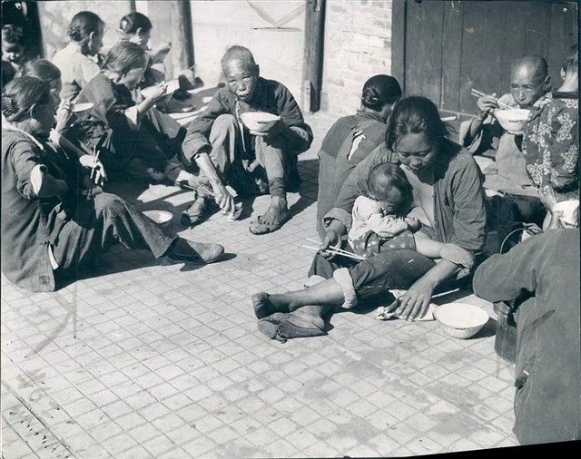 上海饥民，1942年。