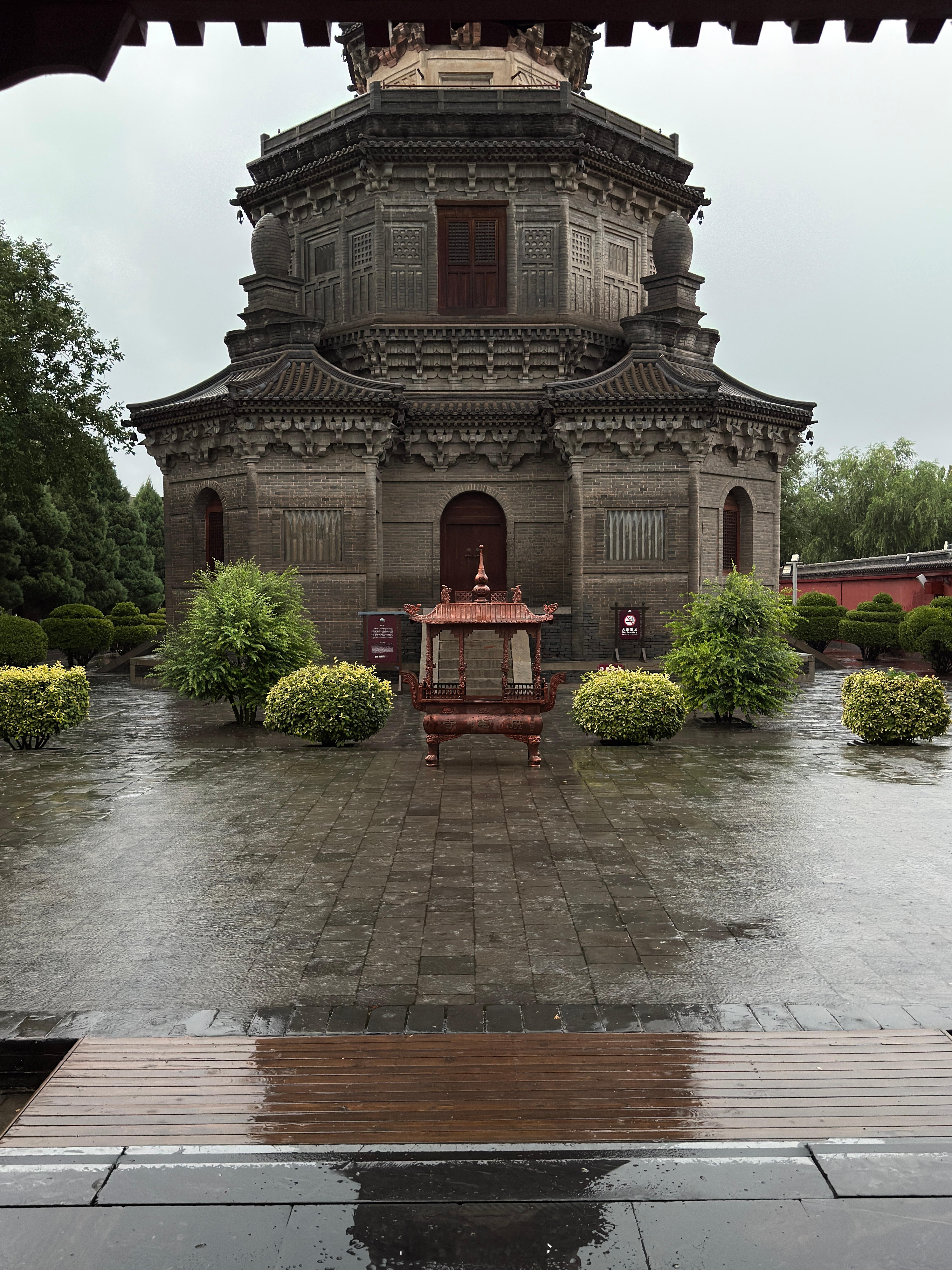一场雨把我困在这里 