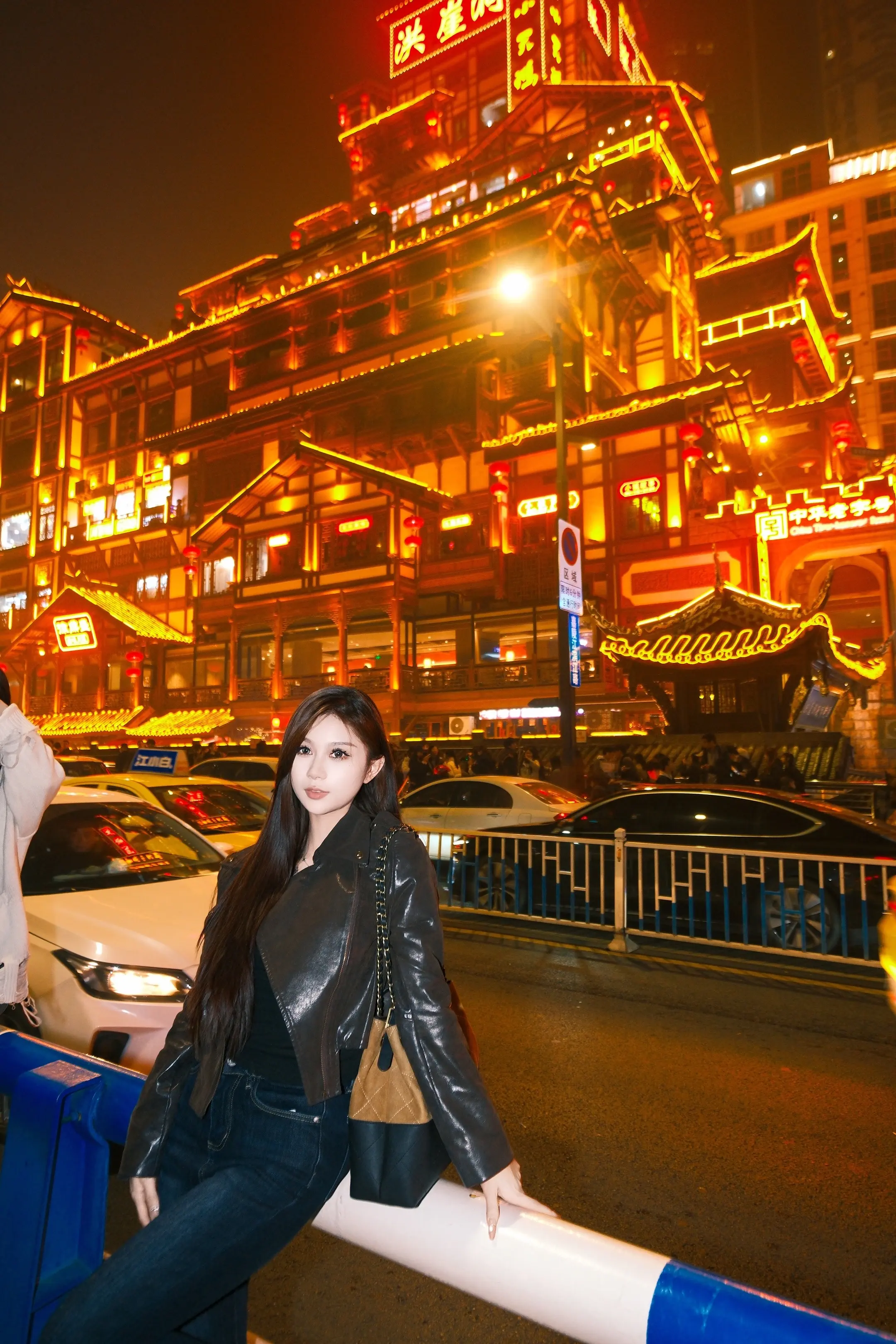 📍 𝑪𝒉𝒐𝒏𝒈𝒒𝒊𝒏𝒈. "山城的夜景不负千里迢迢的路程"