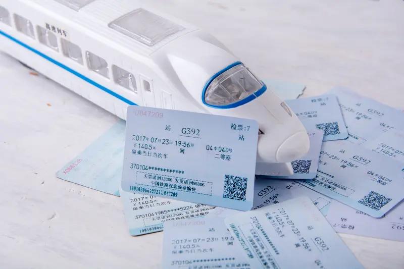 暑期大家都爱发朋友圈分享生活，但有些照片可千万别发。像火车票、飞机票、登机牌、车