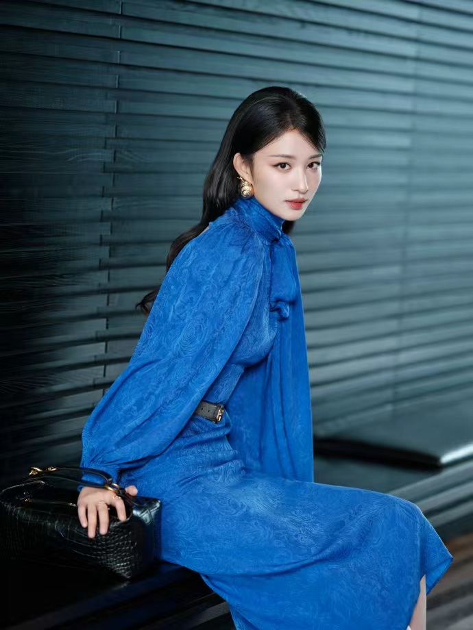 王楚然蓝裙复古摩登，就这个王楚然美啊，优雅摩登气质狠狠拿捏了~ 